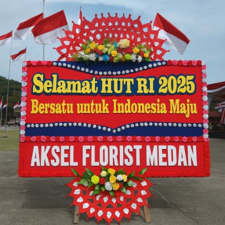 Papan bunga ucapan Selamat HUT RI 2025 dengan tulisan Bersatu untuk Indonesia Maju dari Aksel Florist Medan, dihiasi bunga merah putih dan suasana perayaan di lapangan.