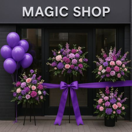 Dekorasi grand opening dengan rangkaian bunga ungu dan balon ungu di depan pintu toko