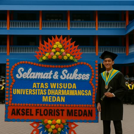 Mahasiswa Universitas Dharmawangsa Medan merayakan wisuda dengan toga hitam dan latar gedung kampus.