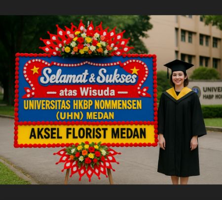 Karangan bunga ucapan selamat wisuda Universitas HKBP Nommensen (UHN) Medan dari Aksel Florist Medan, dengan latar gedung kampus dan wisudawati tersenyum mengenakan toga